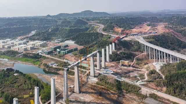 国内节段拼装简支箱梁桥梁中桥高最高、跨度最大桥梁四川开建(图1)